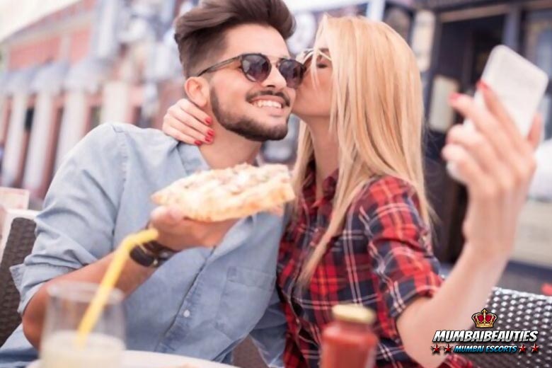 couples in restaurent eating food